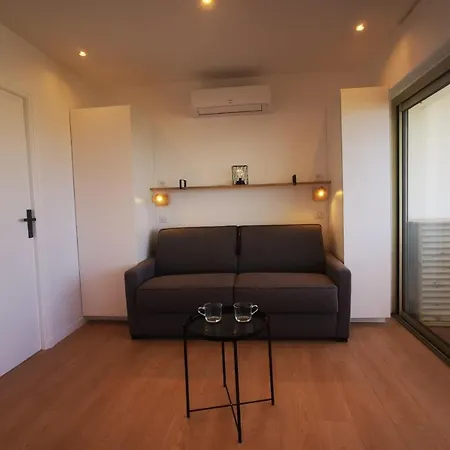 Apartman Charming Air-conditioned Studio 